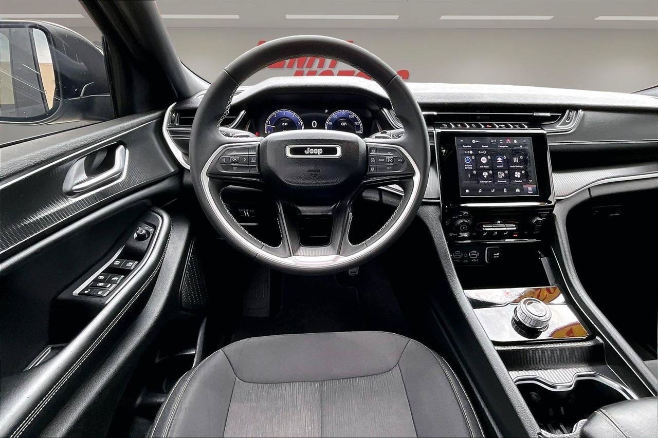 Used 2024 Jeep Grand Cherokee Laredo AWD/4WD image 8