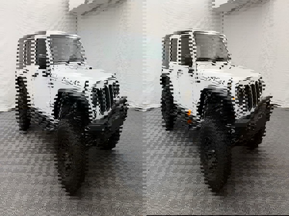 Used 2015 Jeep Wrangler Unlimited Rubicon w/ Connectivity Group image 4