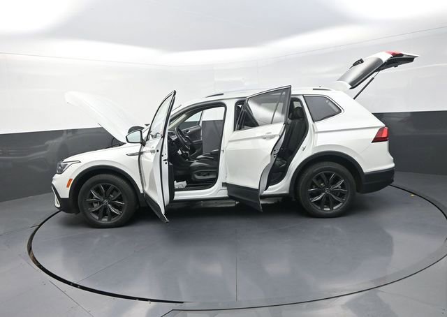 Used 2023 Volkswagen Tiguan SE w/ Panoramic Sunroof Package image 33