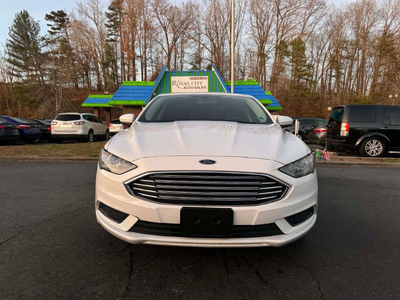 Used 2017 Ford Fusion SE w/ Fusion SE Technology Package image 2