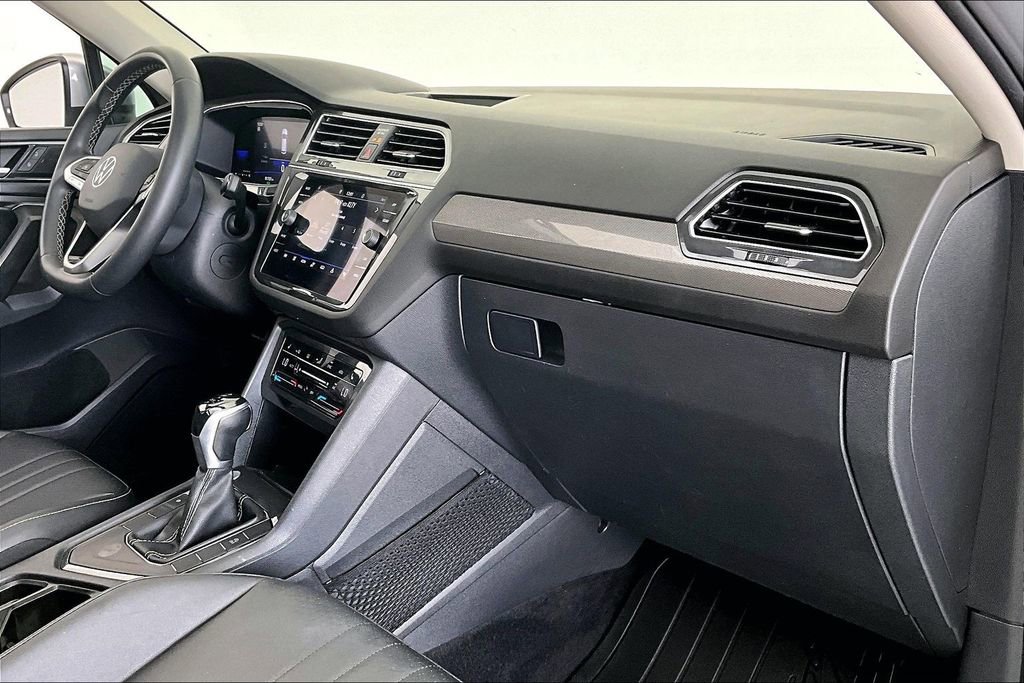 Used 2022 Volkswagen Tiguan SE image 19