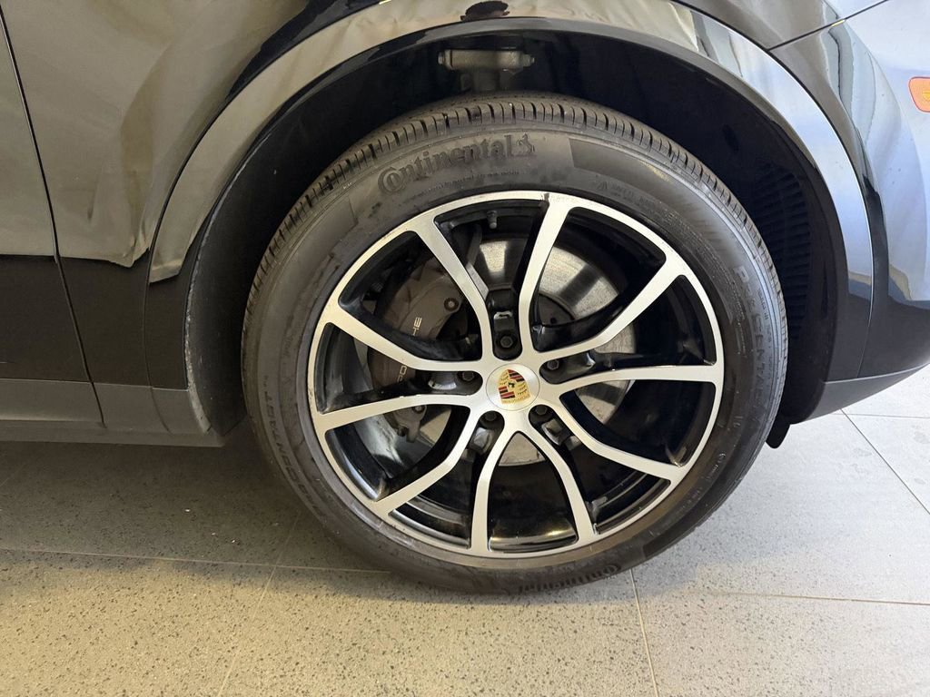Used 2023 Porsche Cayenne Platinum Edition image 12