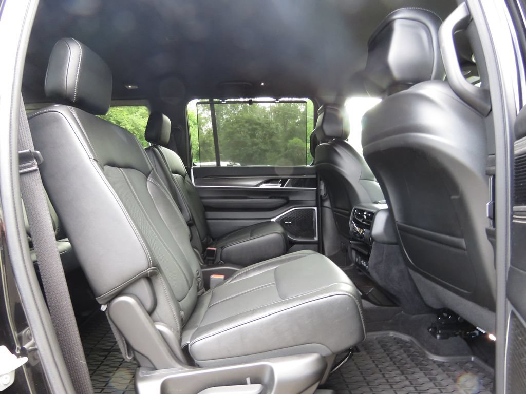 Used 2023 Jeep Wagoneer Series III w/ Convenience Group I AWD/4WD image 16