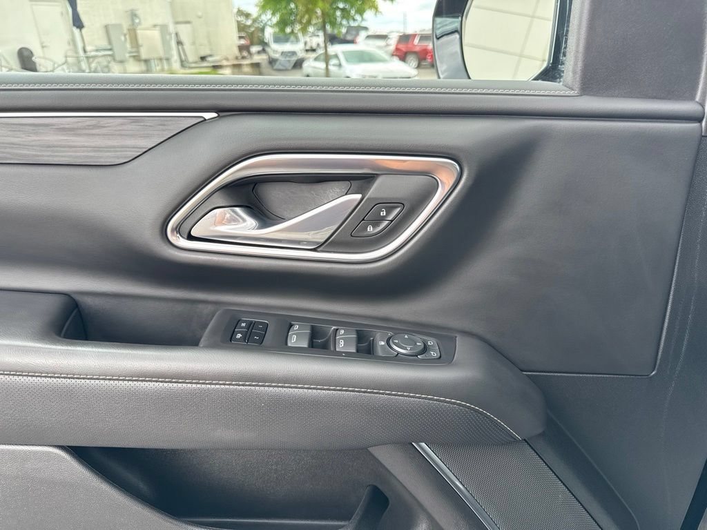Used 2024 GMC Yukon XL SLT AWD/4WD image 11