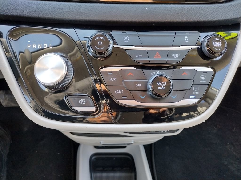 Used 2024 Chrysler Voyager LX image 23