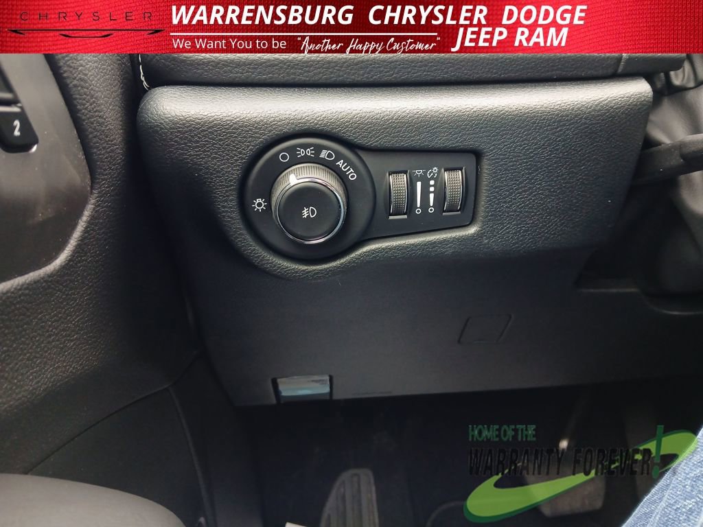 New 2026 Chrysler Pacifica Select AWD/4WD image 31