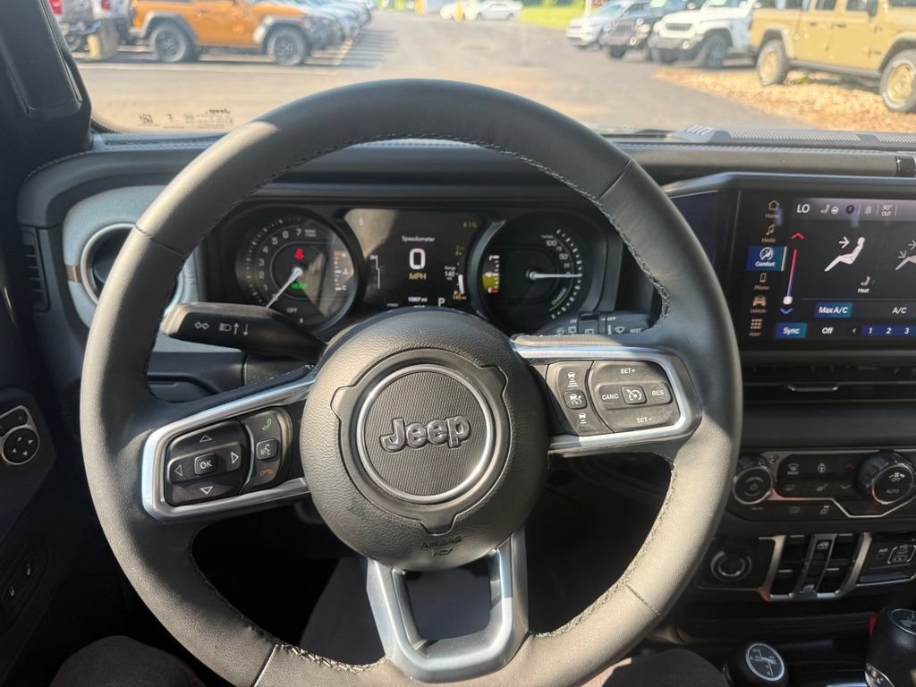 Used 2025 Jeep Wrangler Unlimited Sahara AWD/4WD image 25