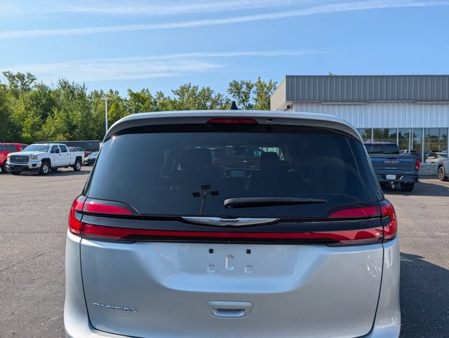 Used 2024 Chrysler Pacifica Touring-L FWD image 7