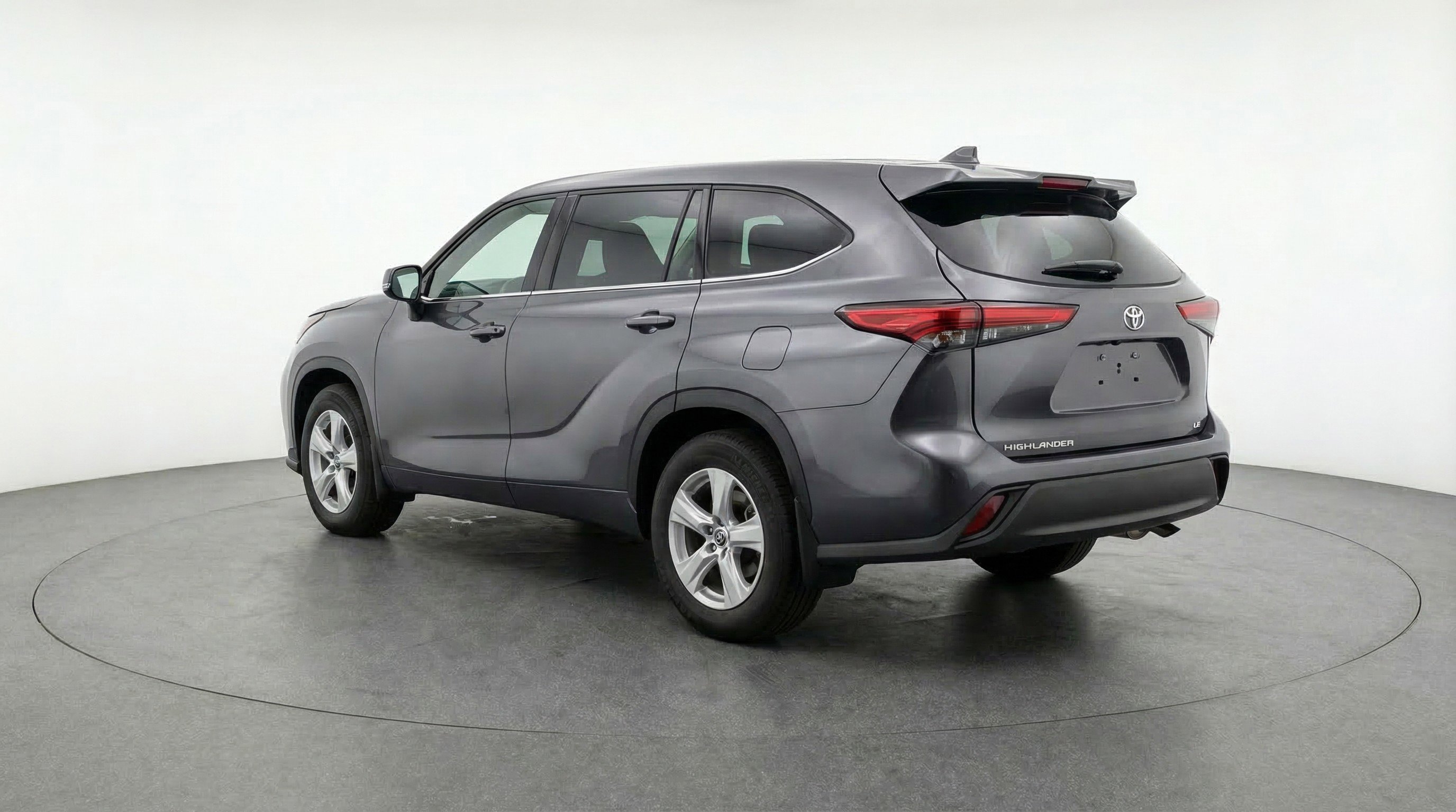 Used 2025 Toyota Highlander LE image 6