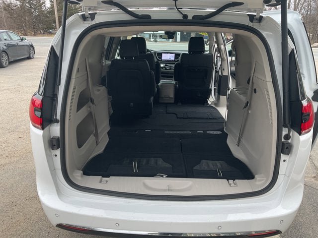 Used 2024 Chrysler Pacifica Touring-L image 44