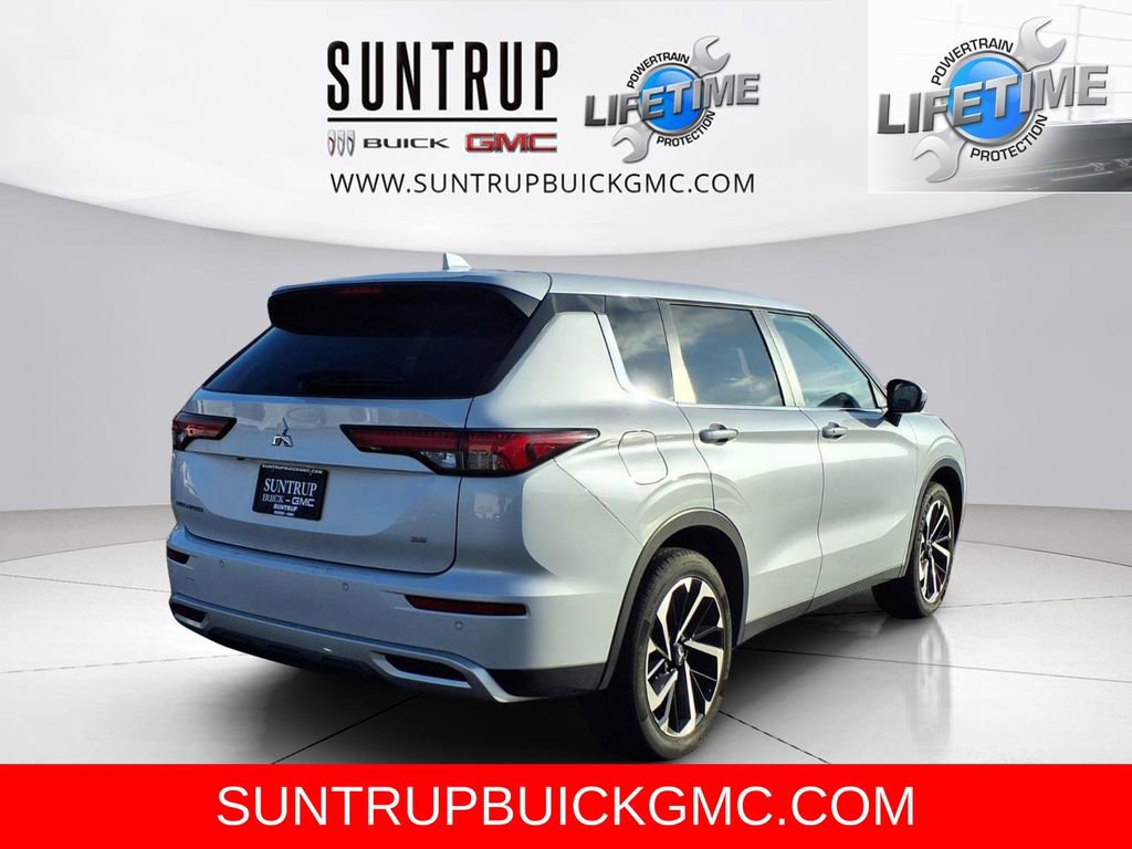 Used 2024 Mitsubishi Outlander SE image 3