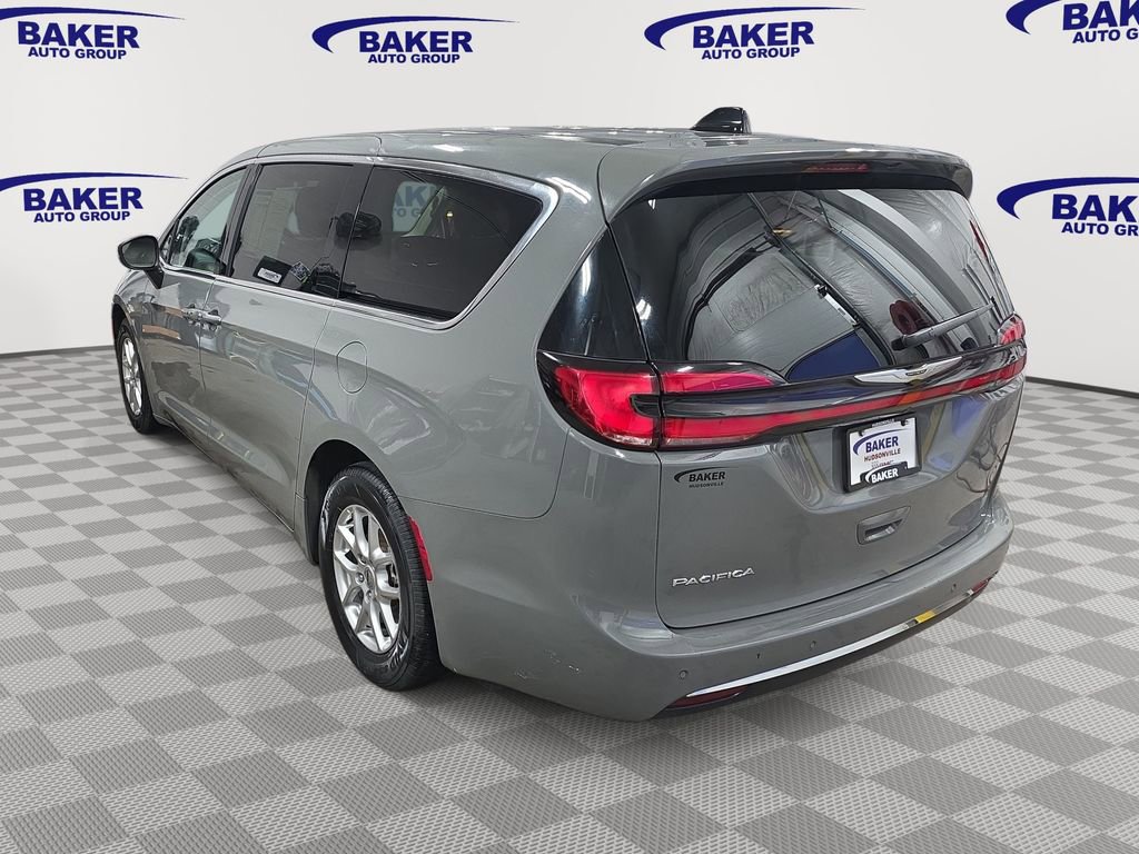 Used 2023 Chrysler Pacifica Touring-L FWD image 7