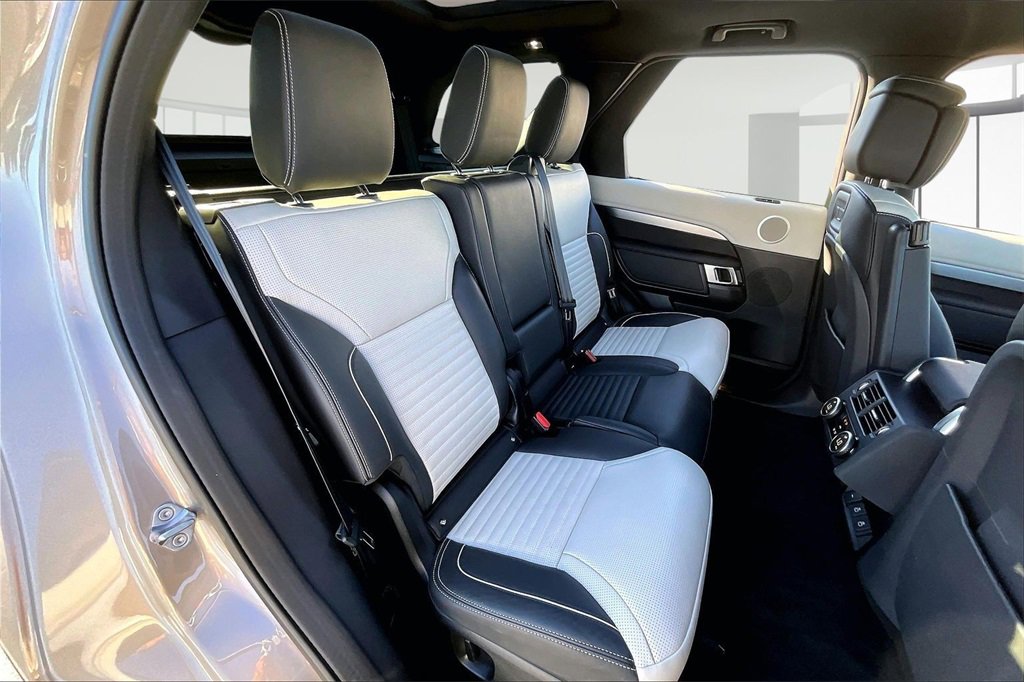 Used 2024 Land Rover Discovery Dynamic SE image 23