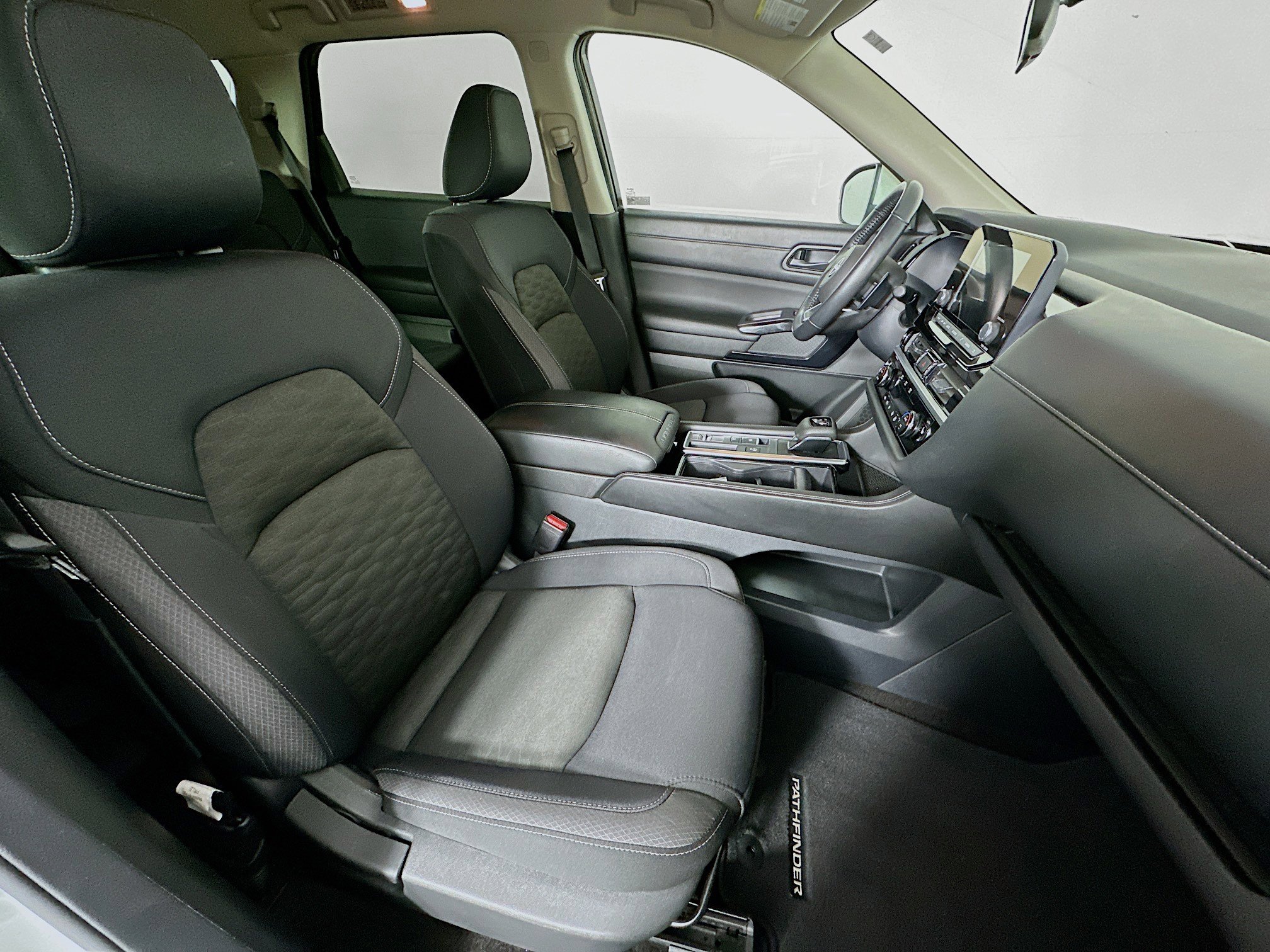 Used 2024 Nissan Pathfinder SV image 31