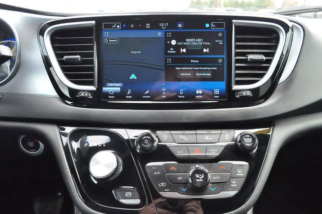 Used 2025 Chrysler Pacifica Limited image 31