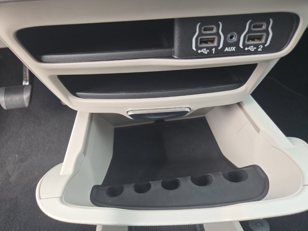 Used 2024 Chrysler Pacifica Touring-L FWD image 26