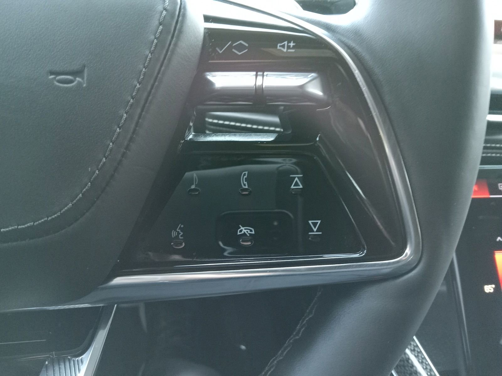 Used 2025 Cadillac Escalade V w/ LPO, ONYX Package image 23