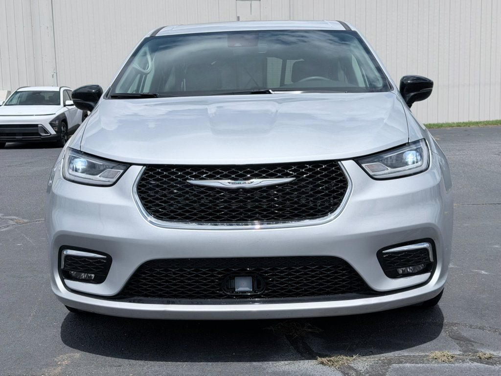 Used 2024 Chrysler Pacifica Touring-L FWD image 3