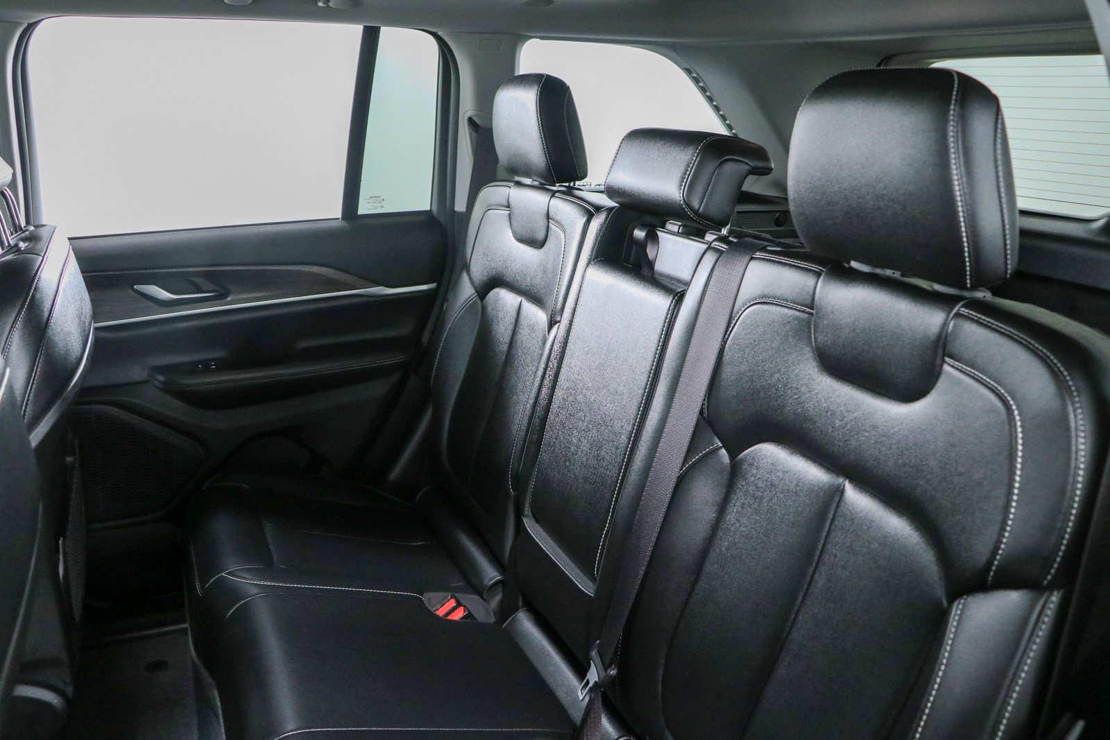 Used 2023 Jeep Grand Cherokee Limited w/ Black Appearance Package AWD/4WD image 26