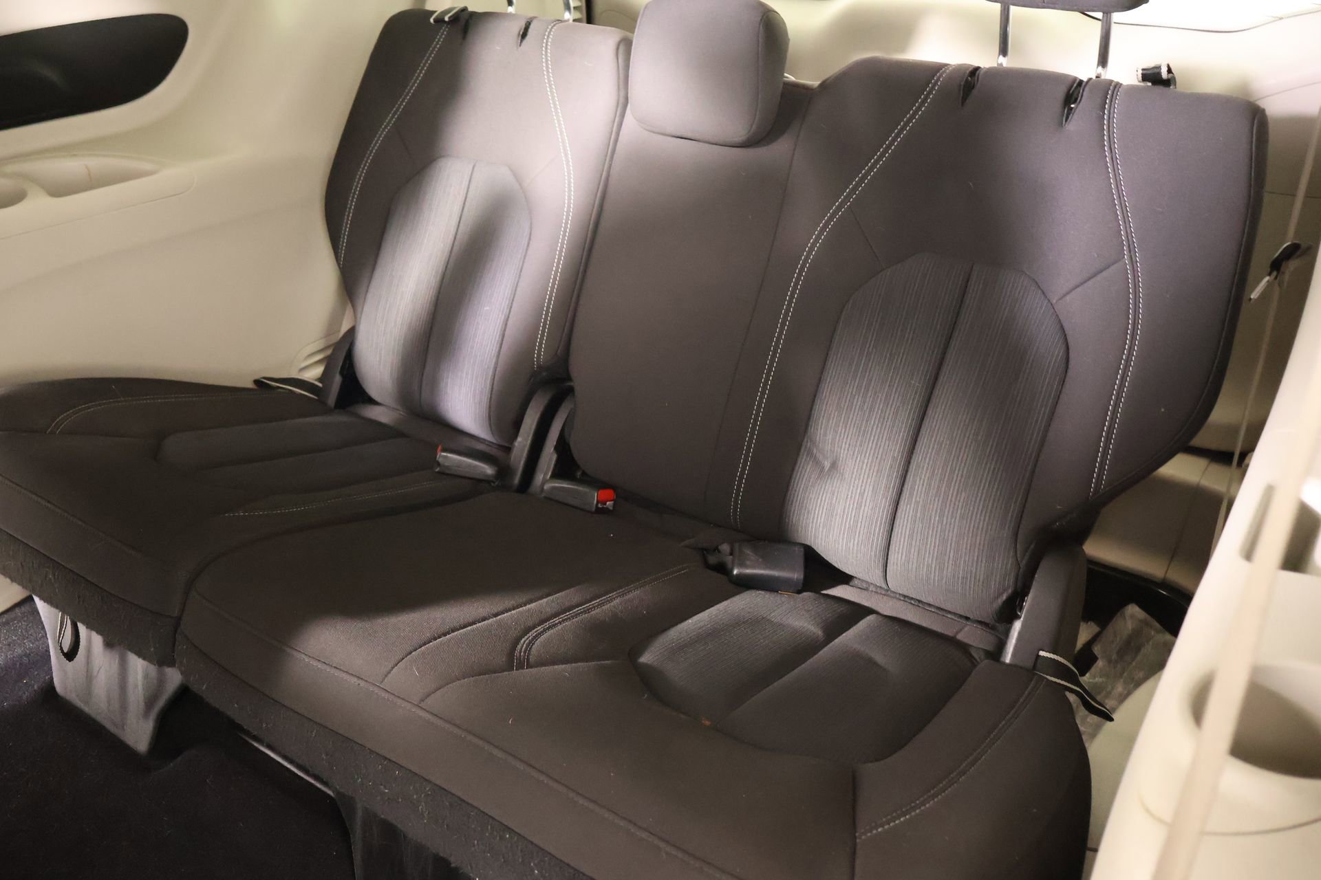 Used 2022 Chrysler Voyager LX image 12