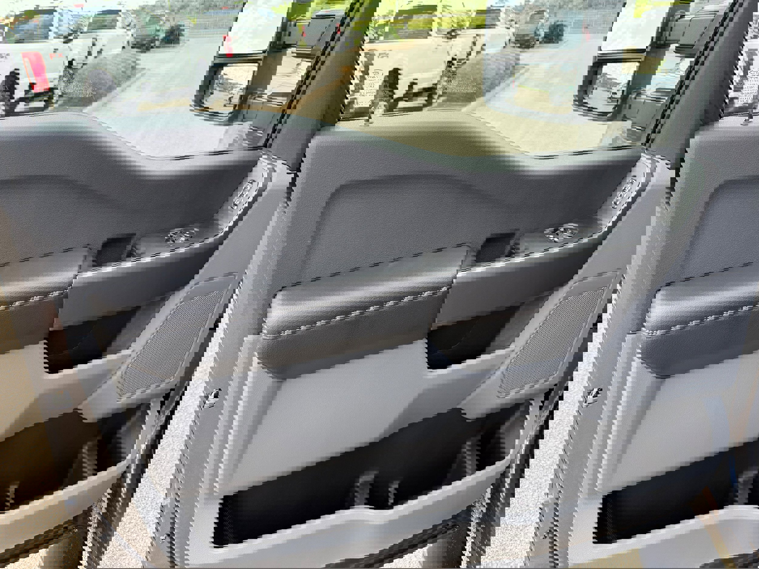 New 2025 Ford F250 XLT w/ FX4 Off-Road Package AWD/4WD image 17