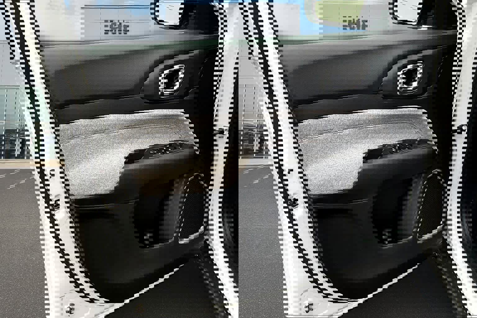 Used 2024 Jeep Compass Latitude image 32