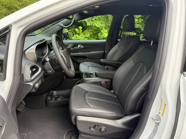 New 2026 Chrysler Pacifica Select image 12