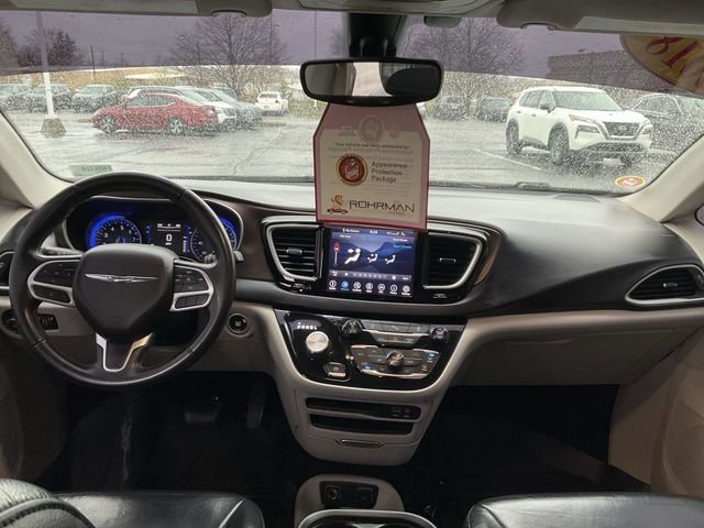 Used 2018 Chrysler Pacifica Touring-L image 11