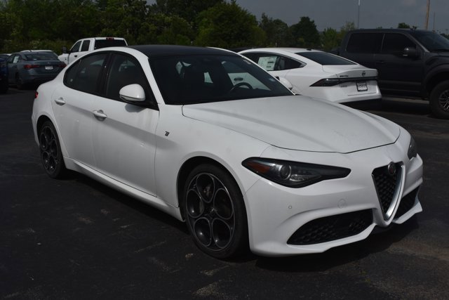 Used 2022 Alfa Romeo Giulia Ti AWD/4WD image 3