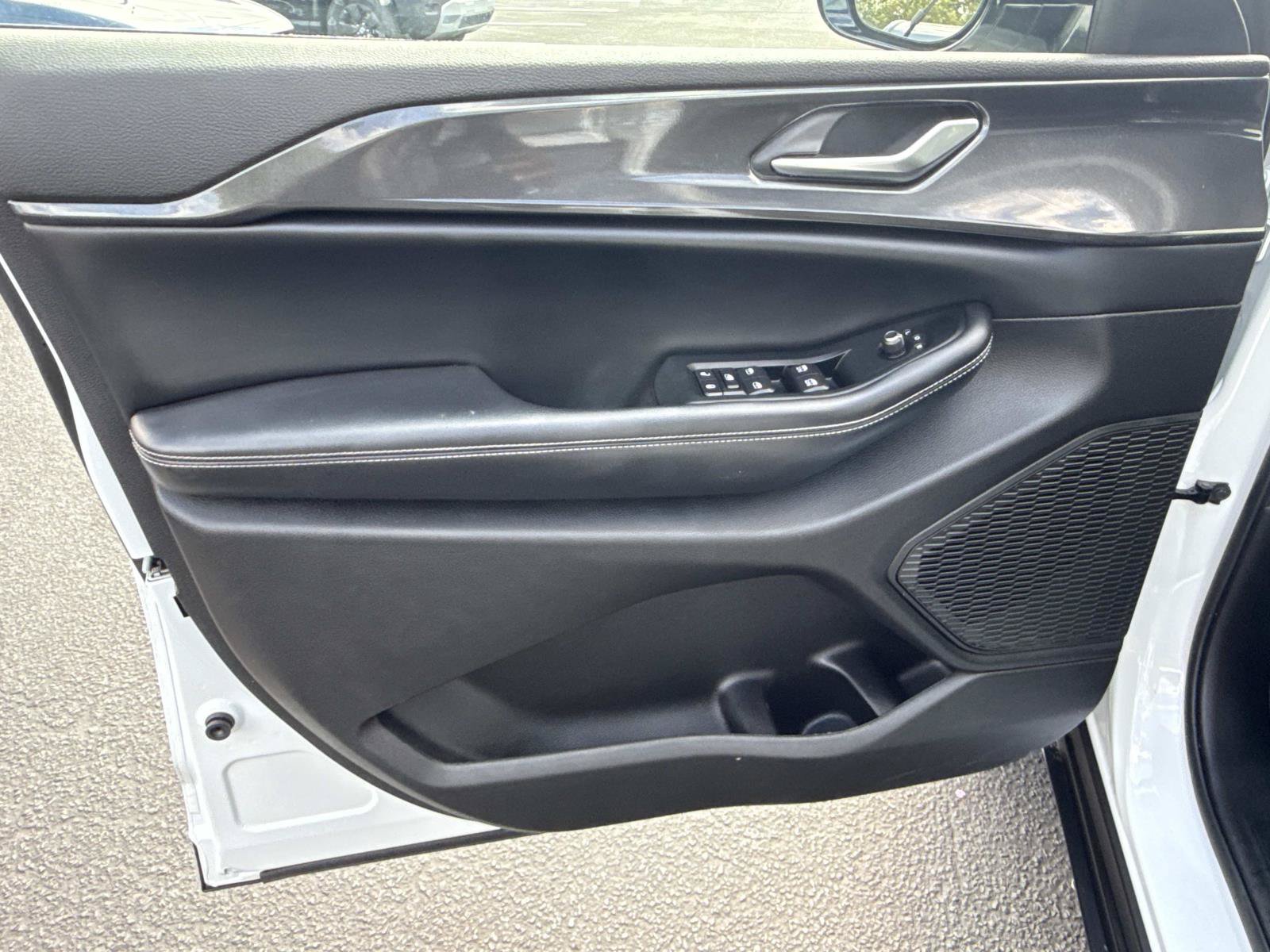 Used 2023 Jeep Grand Cherokee L Laredo AWD/4WD image 18