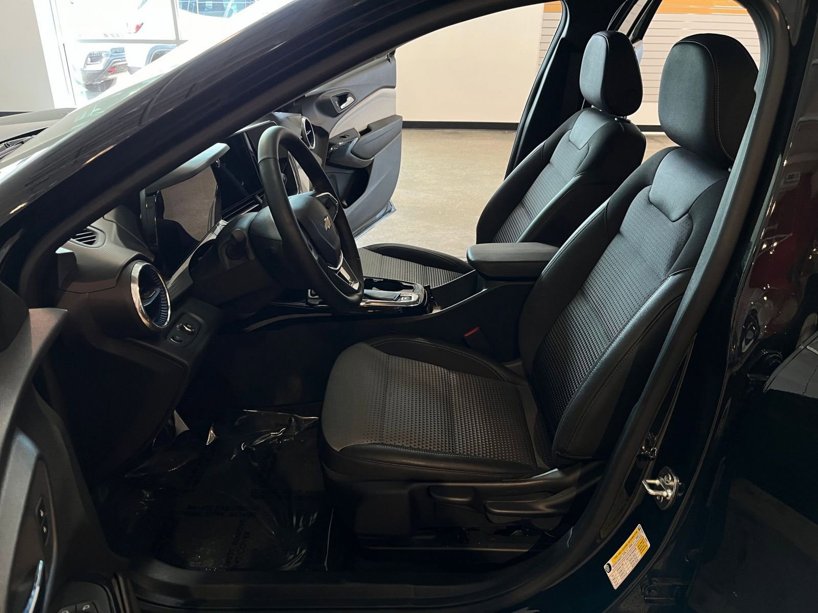 Used 2025 Chevrolet Trax LT w/ LT Convenience Package image 25