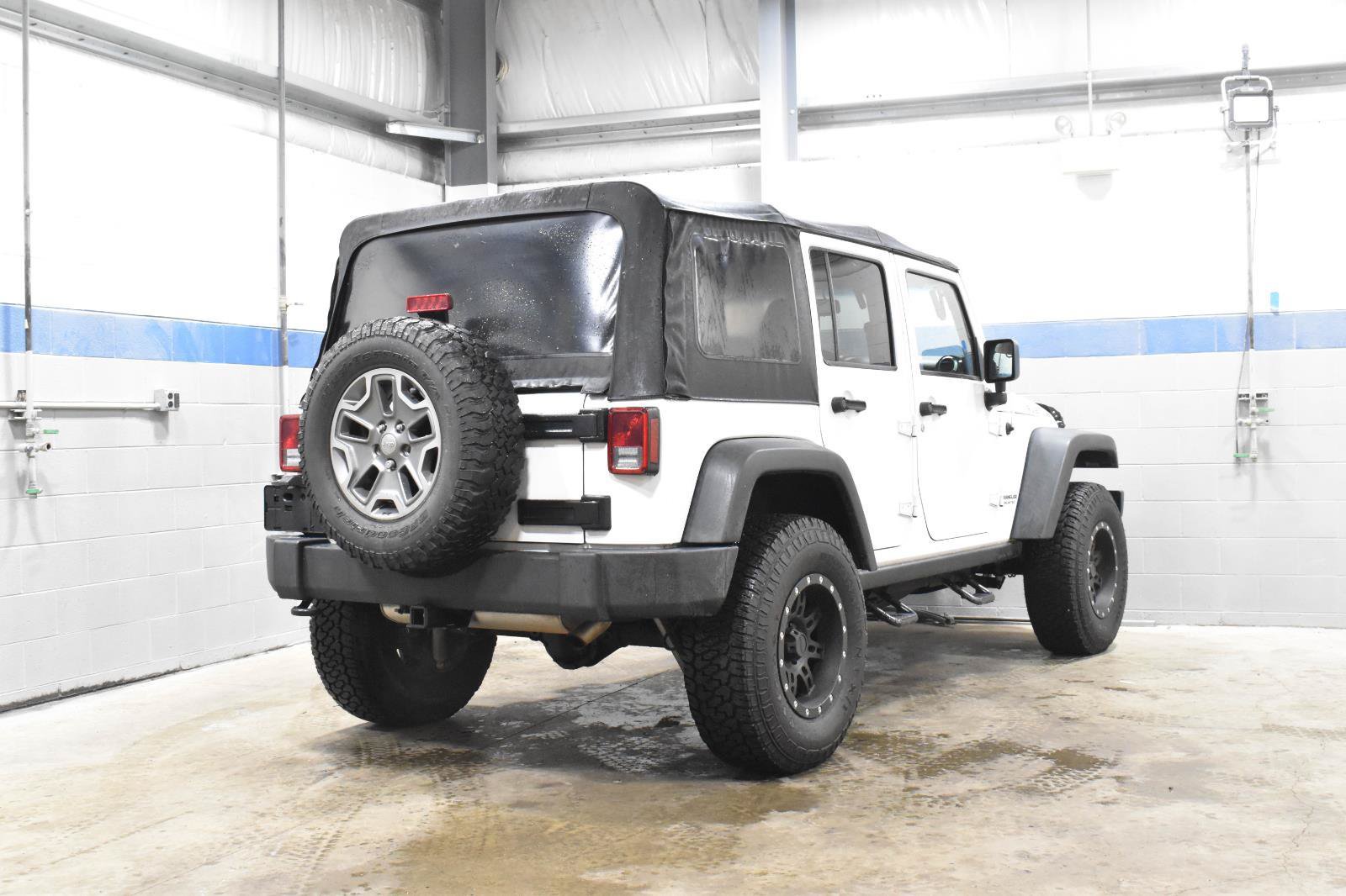 Used 2015 Jeep Wrangler Unlimited Rubicon w/ Connectivity Group AWD/4WD image 21