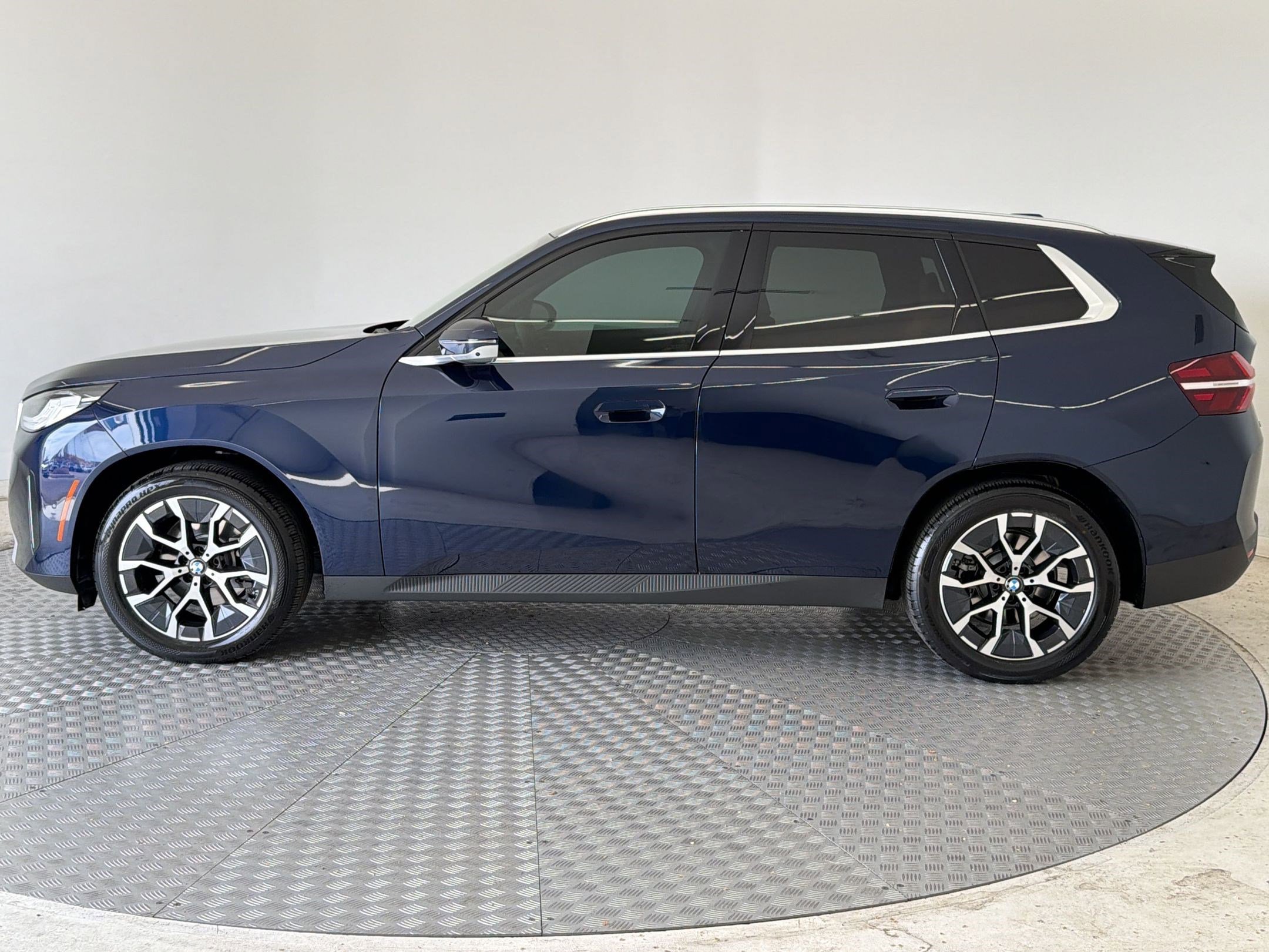 Used 2025 BMW X3 xDrive30i w/ Premium Package image 2