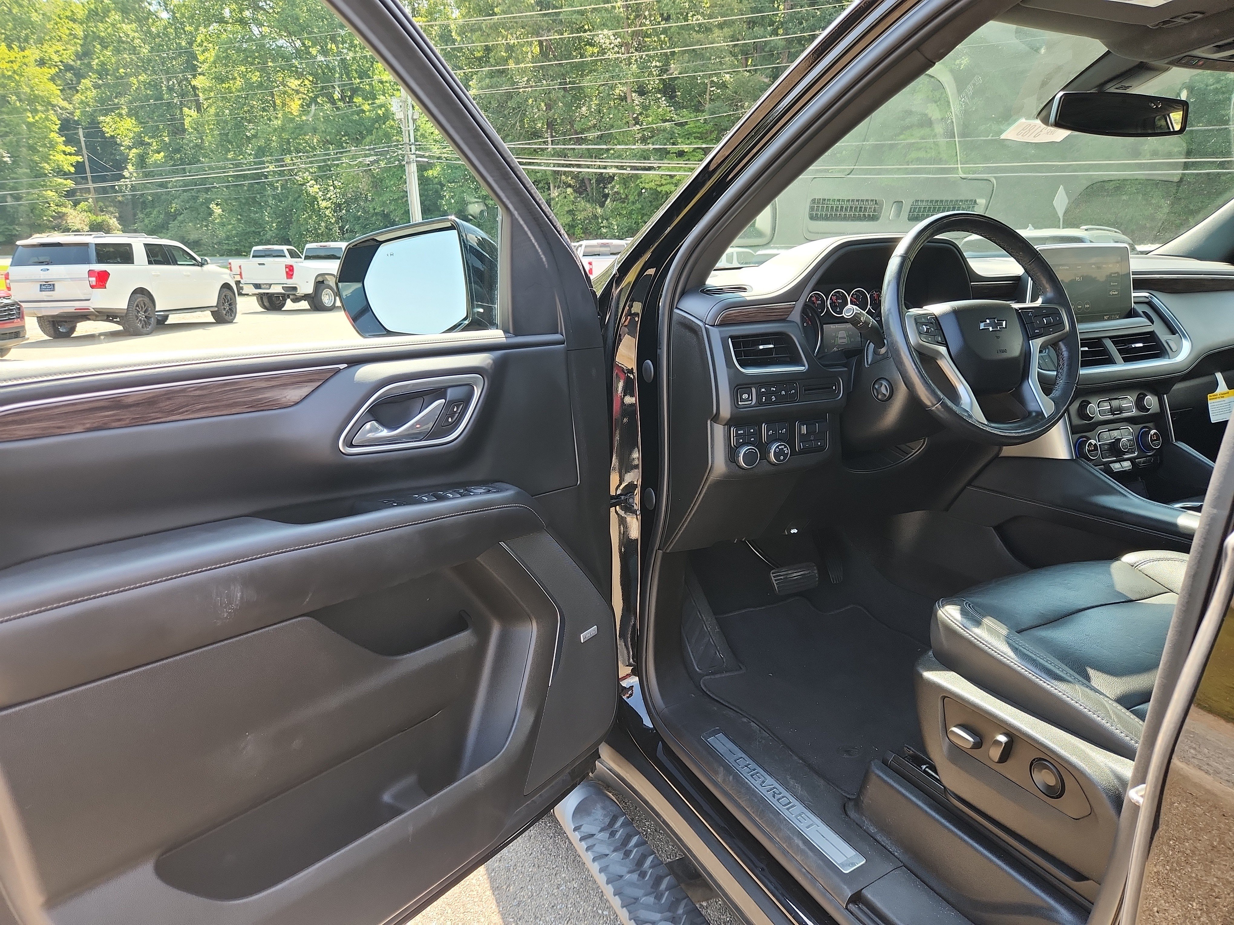 Used 2021 Chevrolet Suburban Z71 w/ Z71 Signature Package AWD/4WD image 18