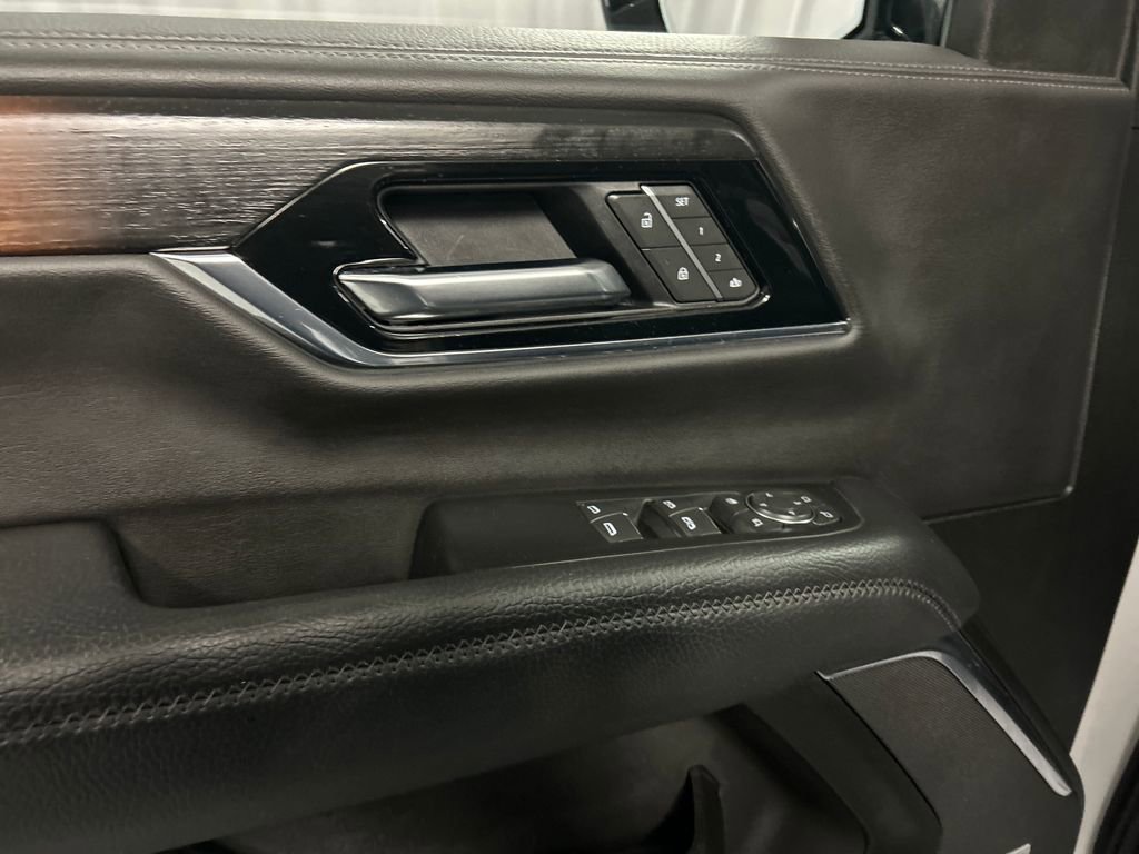Used 2025 GMC Yukon Denali AWD/4WD image 14