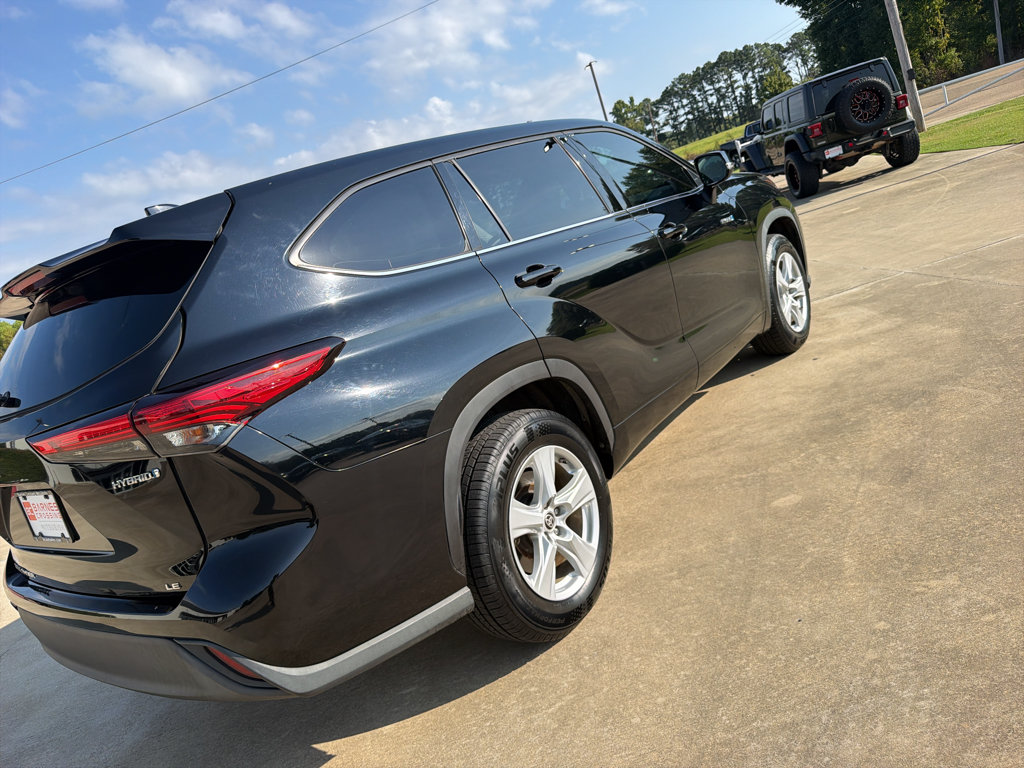 Used 2020 Toyota Highlander LE FWD image 1