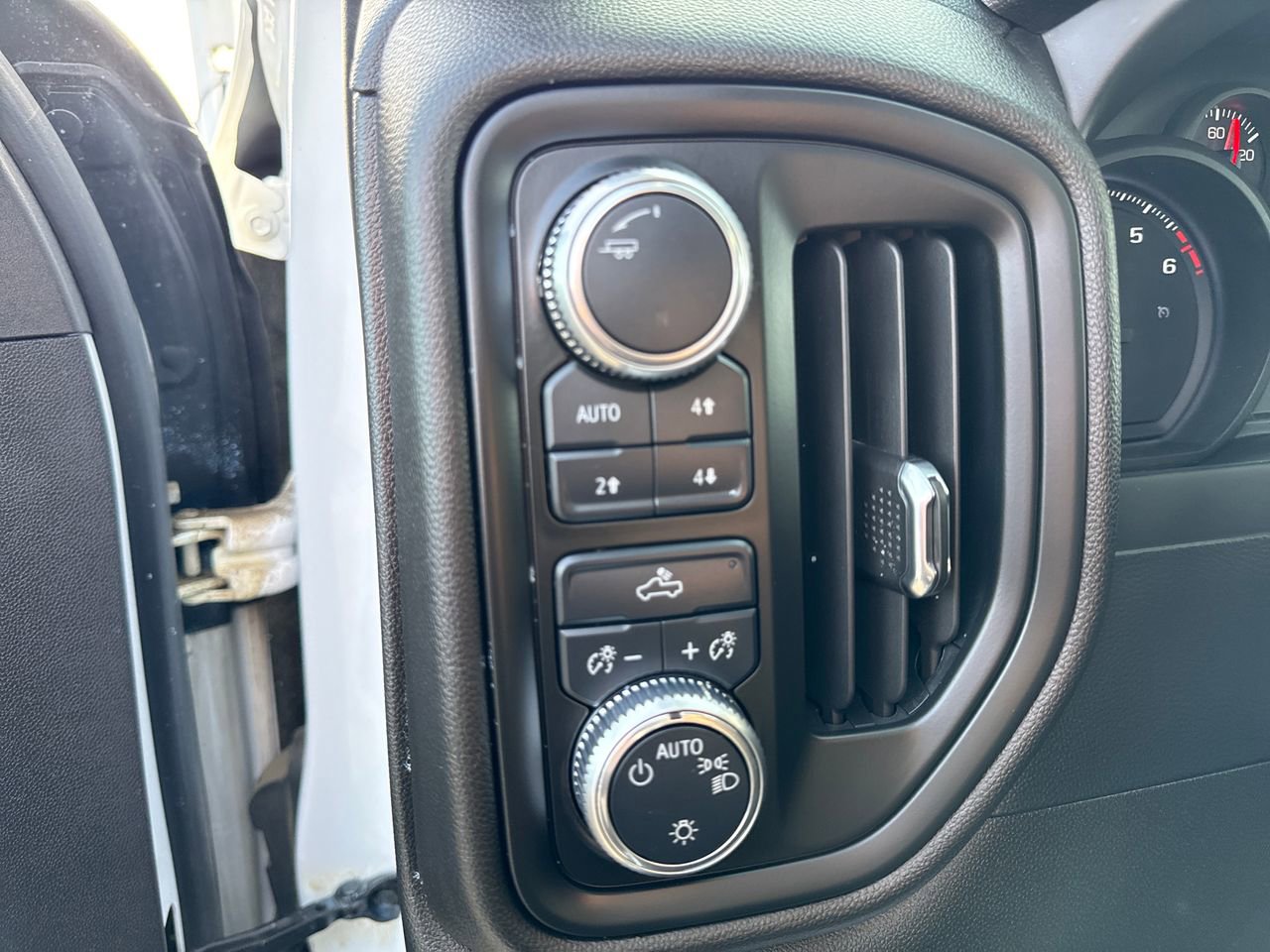 Used 2020 GMC Sierra 1500 4x4 Crew Cab w/ Sierra Value Package image 18