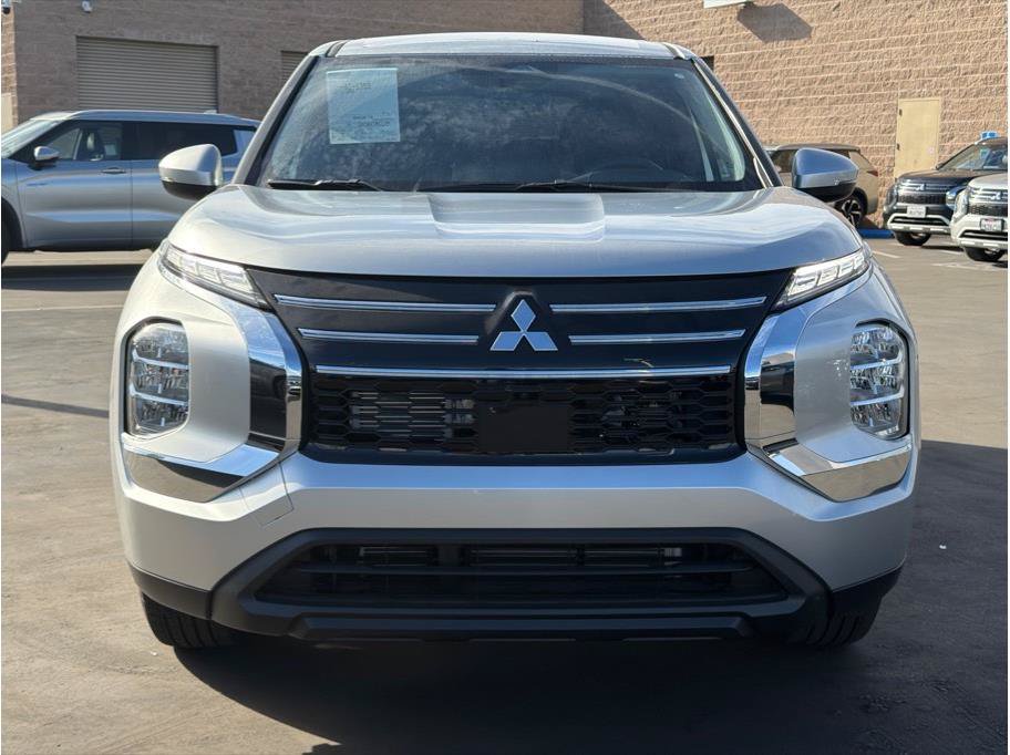New 2026 Mitsubishi Outlander ES FWD image 2