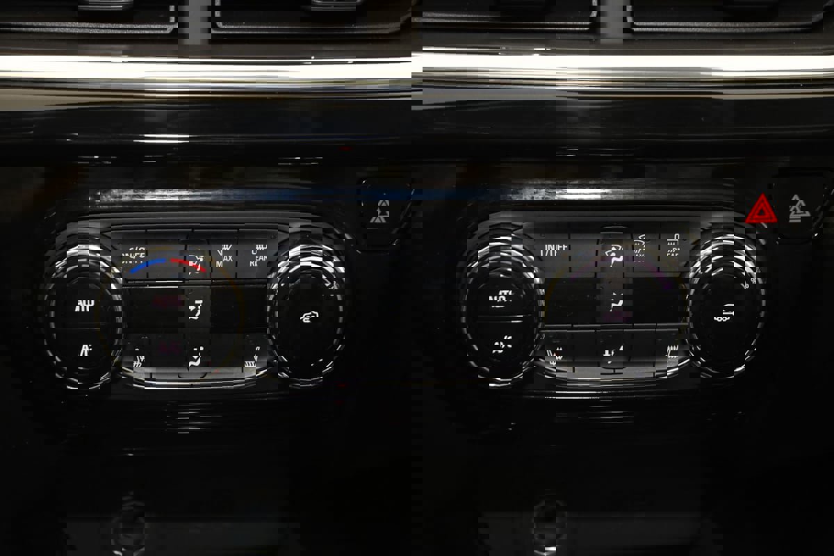 Used 2024 Chevrolet Trax ACTIV w/ Sunroof Package image 32