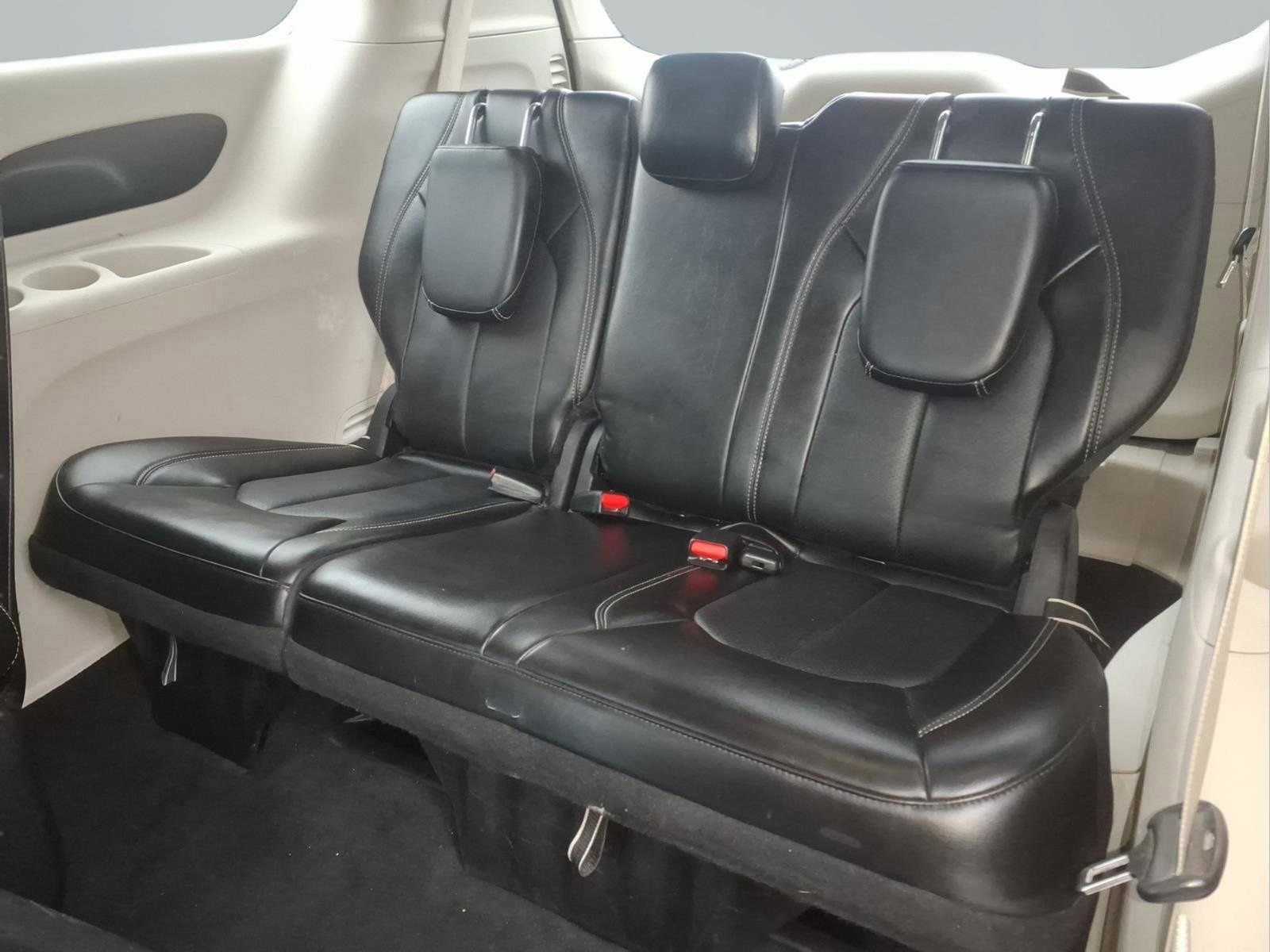 Used 2024 Chrysler Pacifica Select image 28