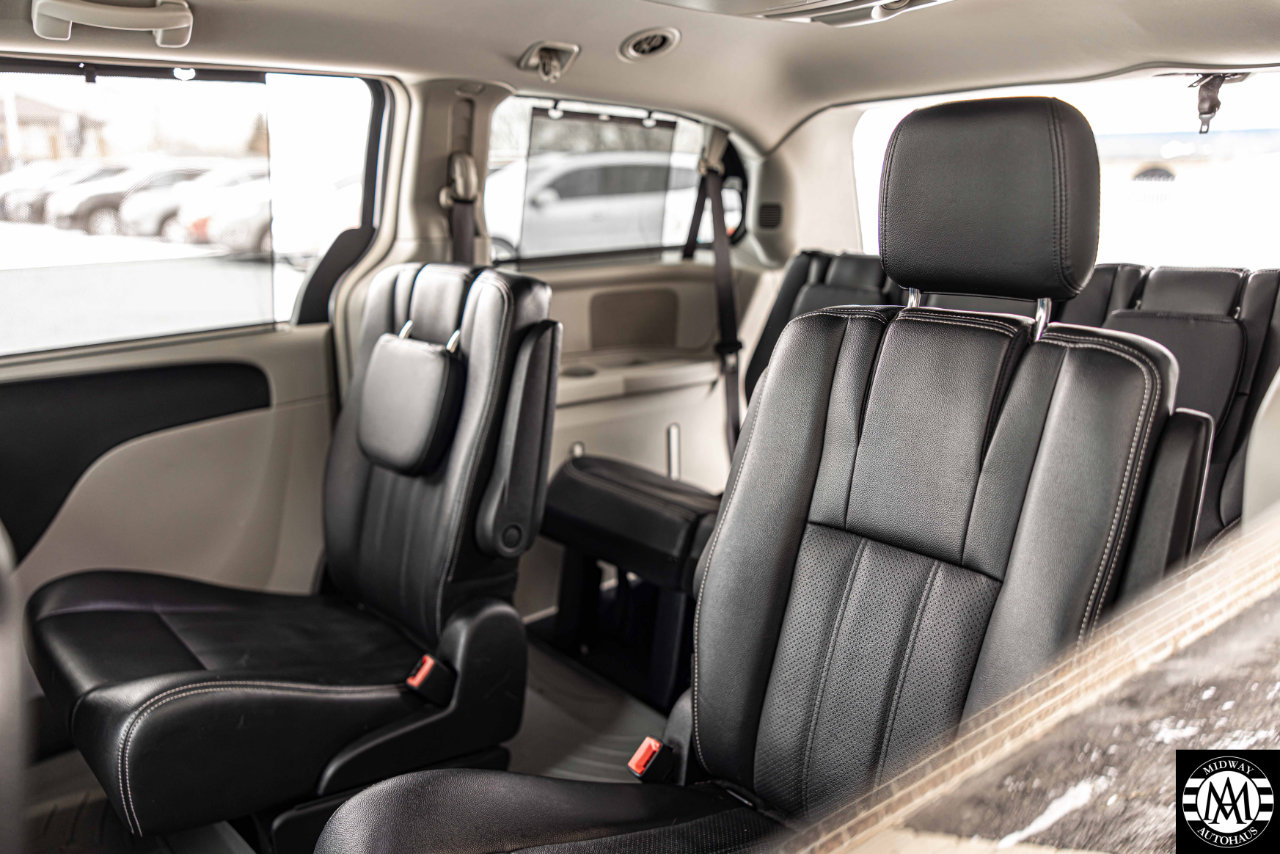 Used 2015 Chrysler Town & Country Touring-L w/ Driver Convenience Group image 21