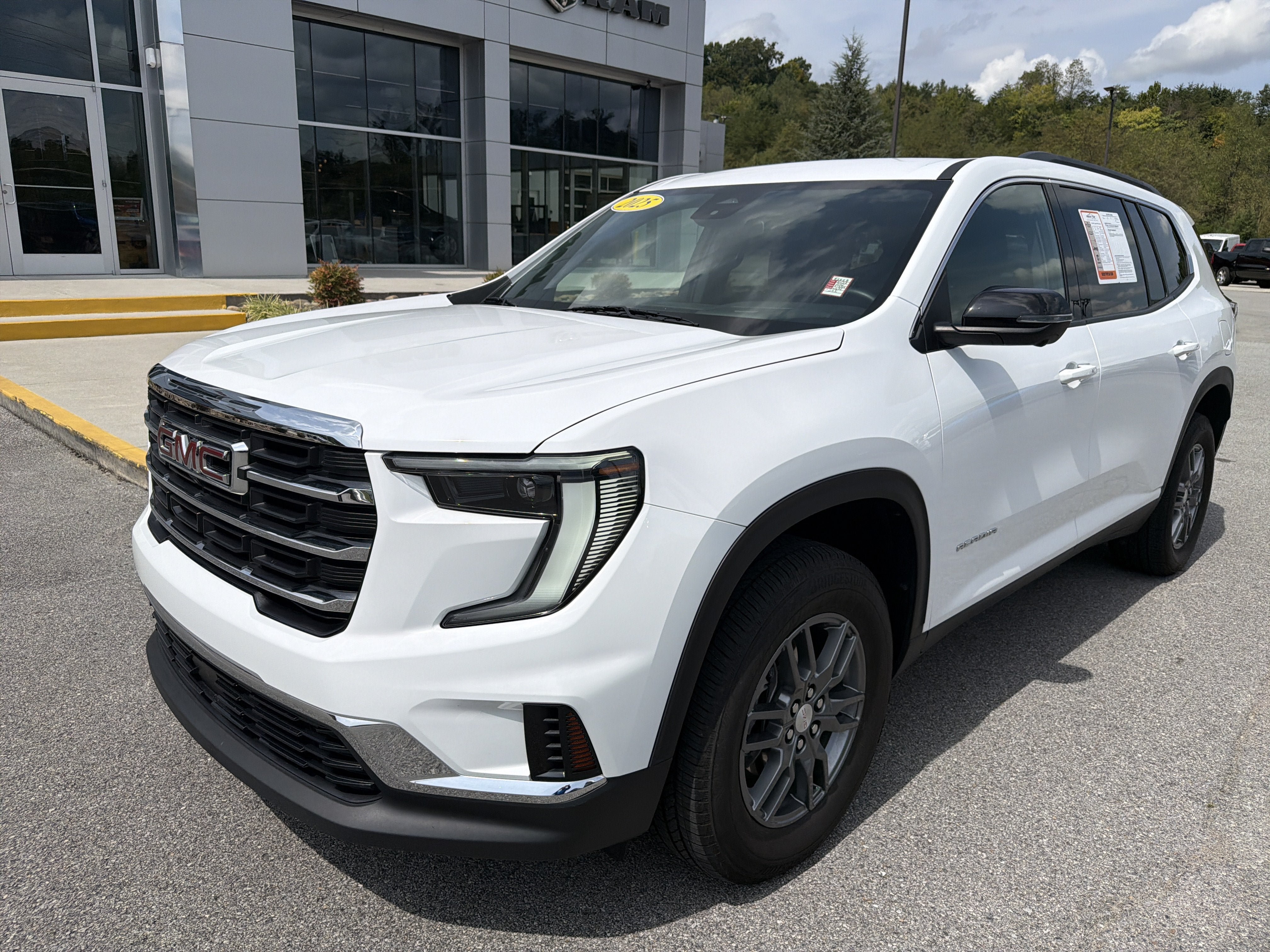 Used 2025 GMC Acadia Elevation FWD image 2