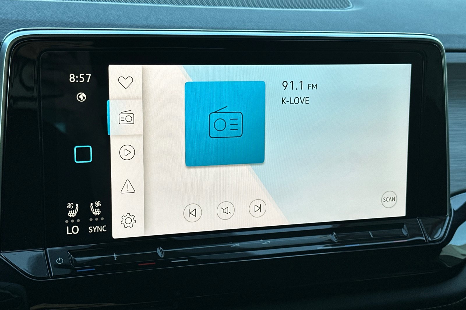 Used 2025 Volkswagen Atlas Cross Sport SE image 18