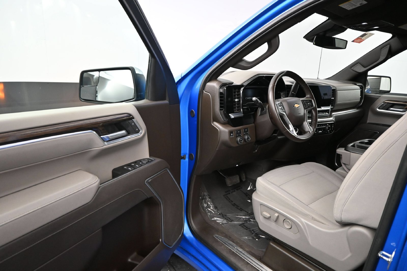 Used 2025 Chevrolet Silverado 1500 LT AWD/4WD image 5