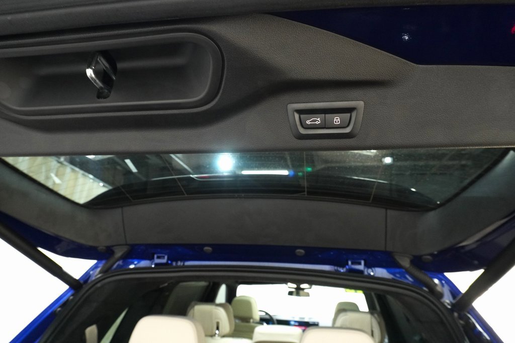 Used 2025 BMW X7 M60i image 8