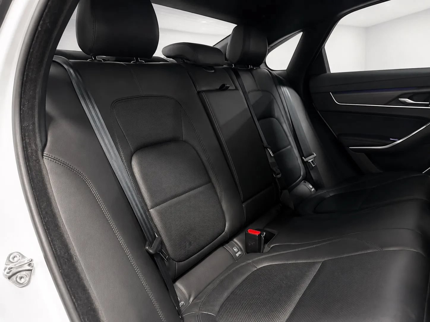 Used 2021 Jaguar XF SE RWD image 21