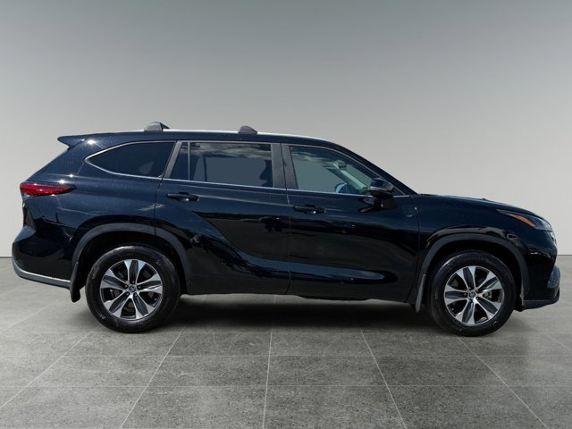 Used 2023 Toyota Highlander XLE AWD/4WD image 7