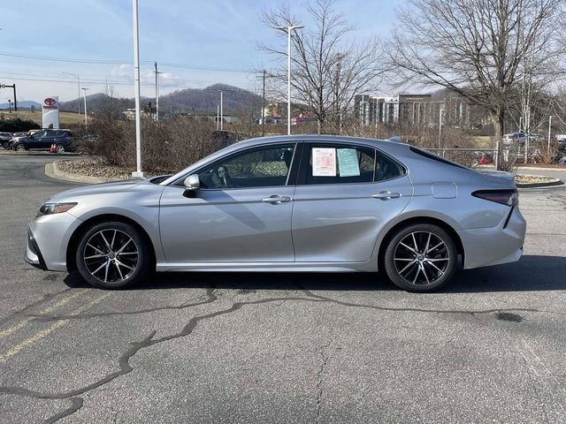 Used 2022 Toyota Camry SE image 2