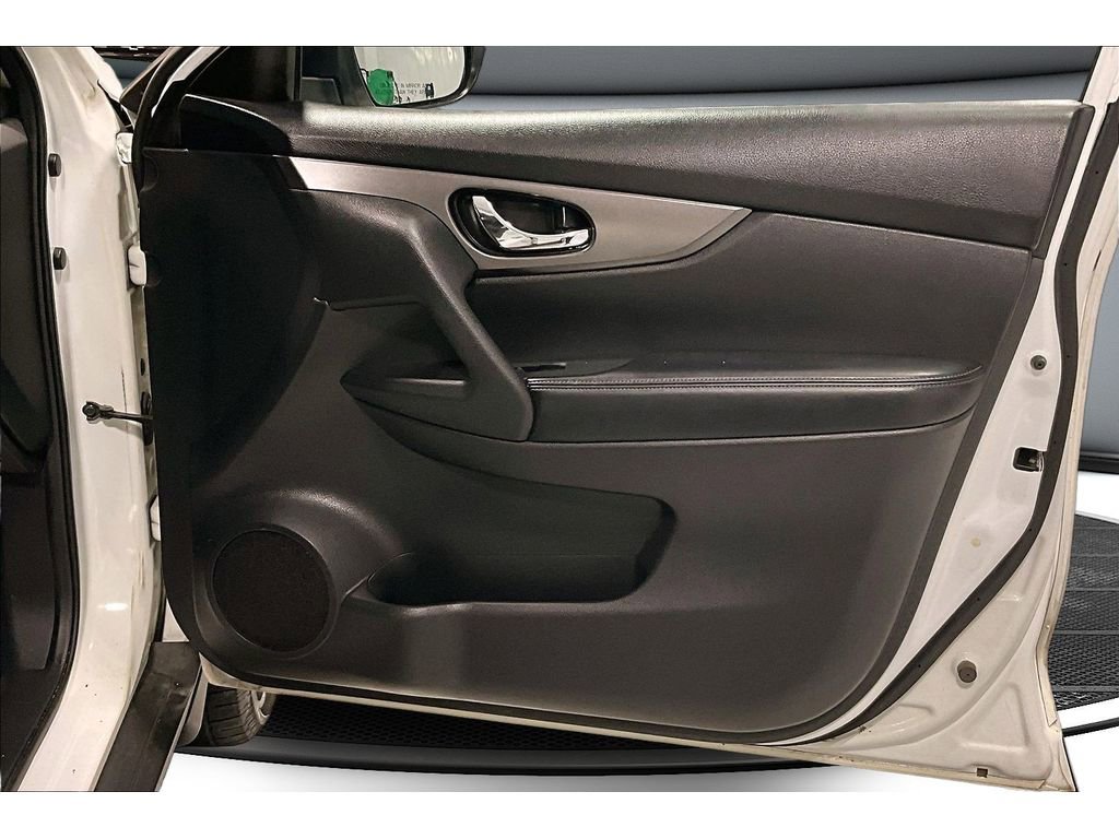 Used 2016 Nissan Rogue SV image 24