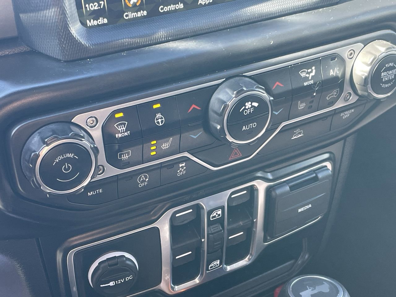 Used 2022 Jeep Wrangler Unlimited Sahara w/ Cold Weather Group AWD/4WD image 35